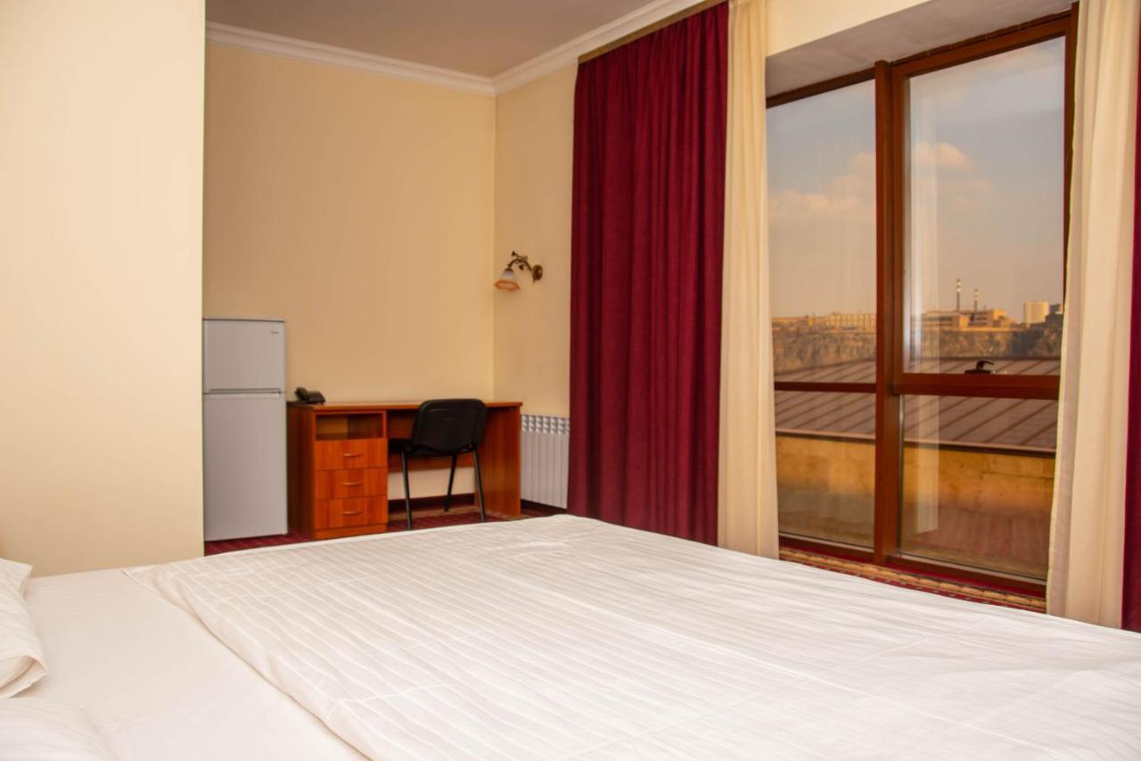 Olympavan Hotel Erevan Esterno foto