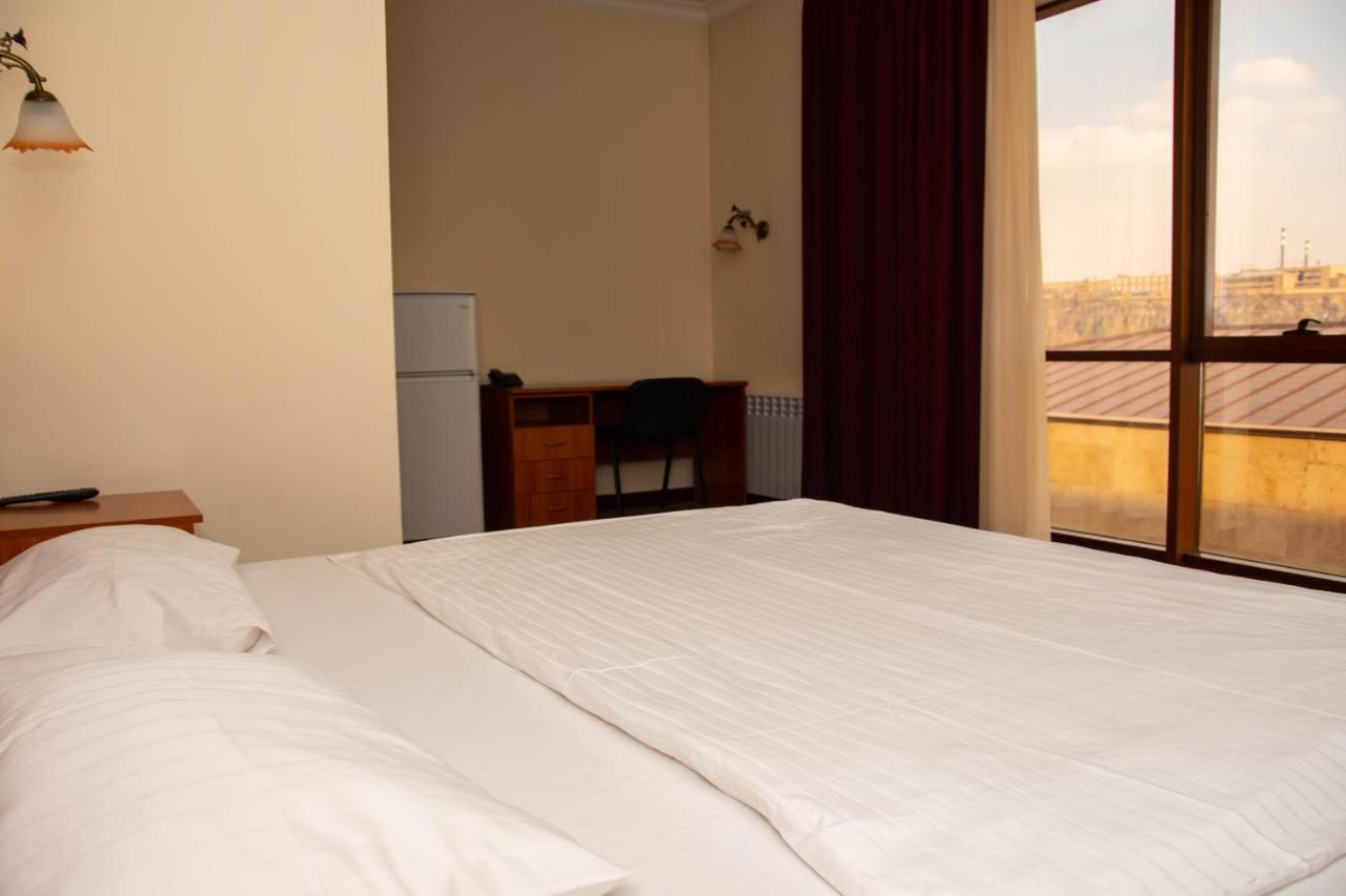 Olympavan Hotel Erevan Esterno foto