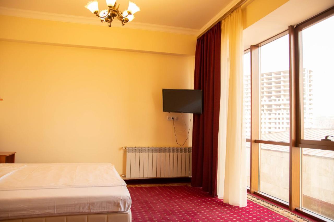 Olympavan Hotel Erevan Esterno foto