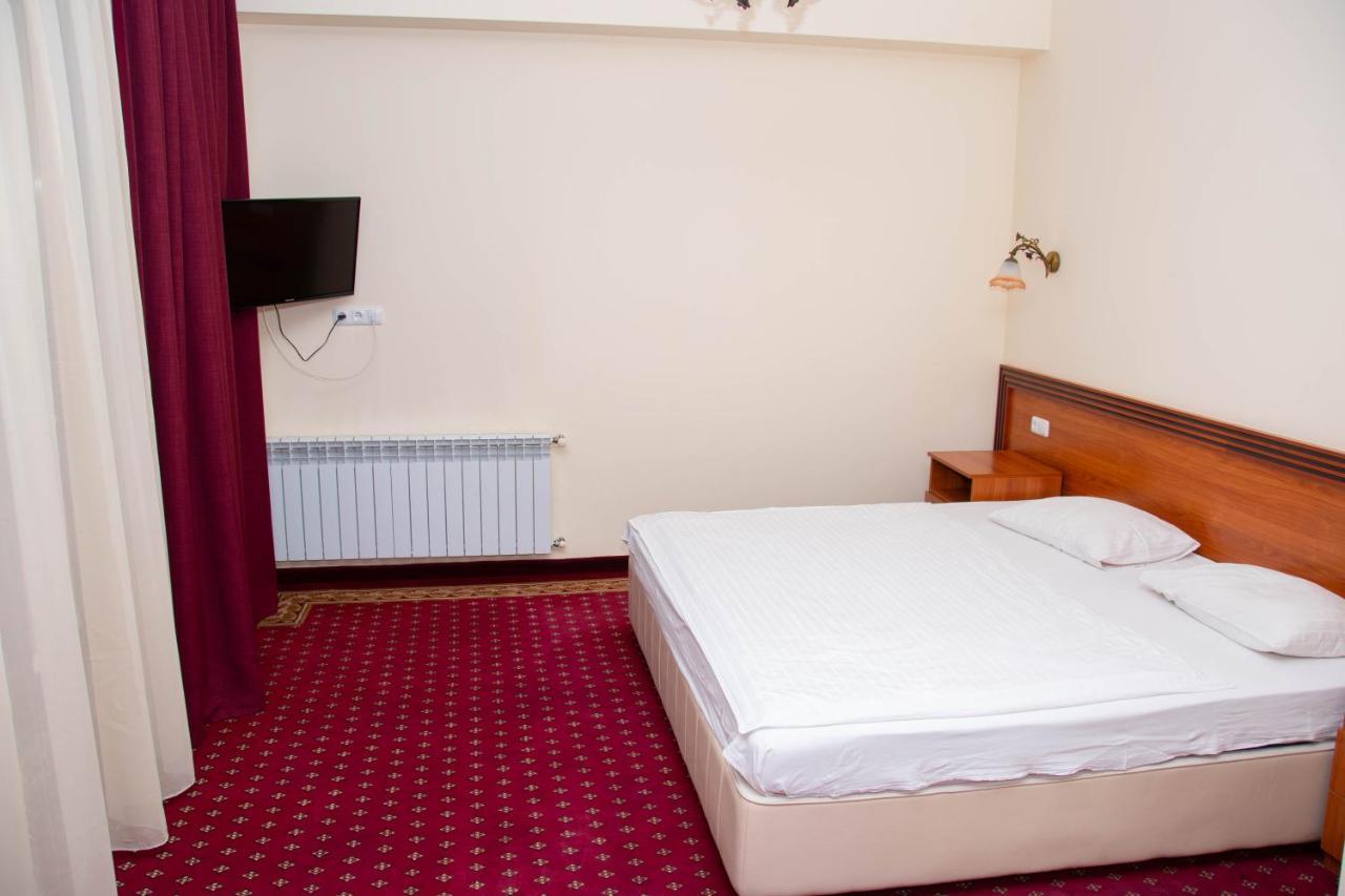 Olympavan Hotel Erevan Esterno foto