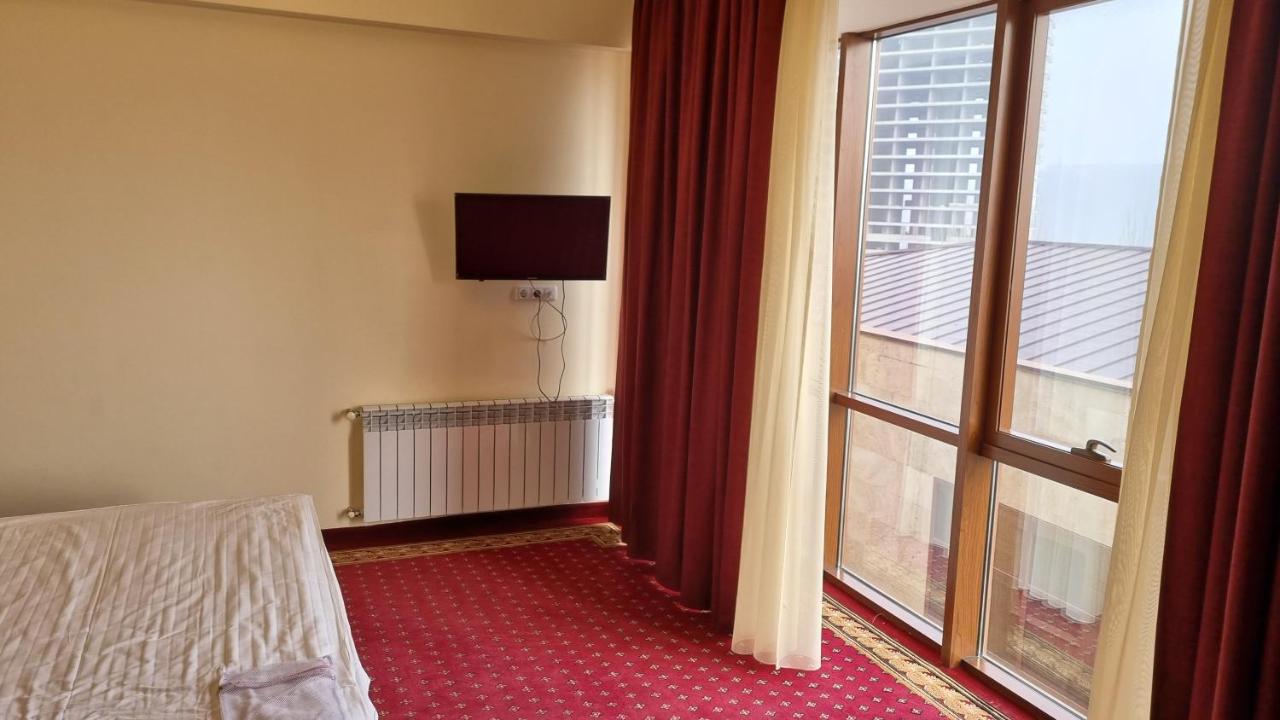 Olympavan Hotel Erevan Esterno foto
