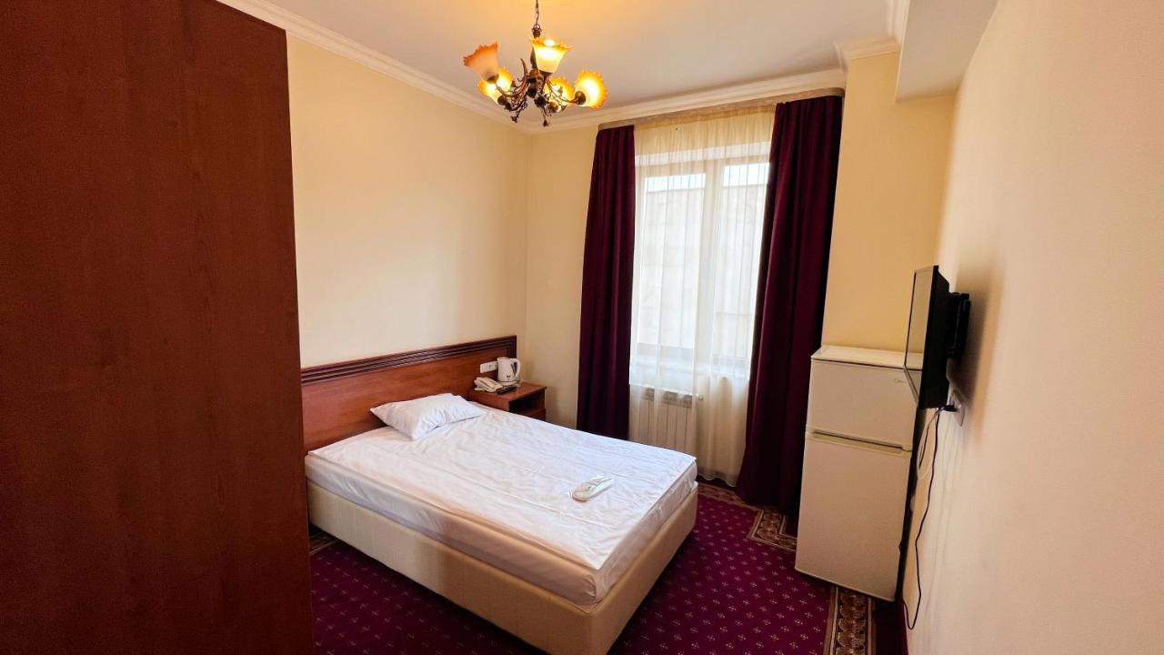 Olympavan Hotel Erevan Esterno foto