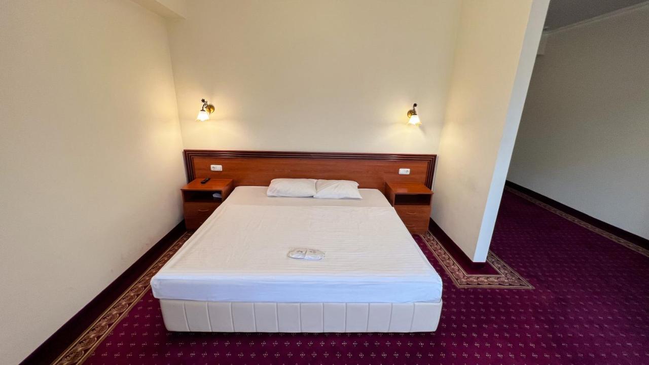 Olympavan Hotel Erevan Esterno foto