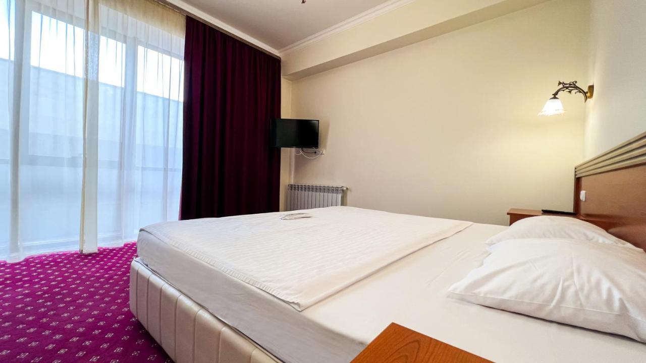 Olympavan Hotel Erevan Esterno foto