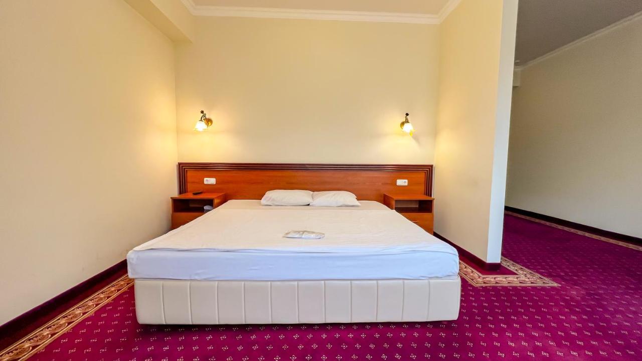 Olympavan Hotel Erevan Esterno foto