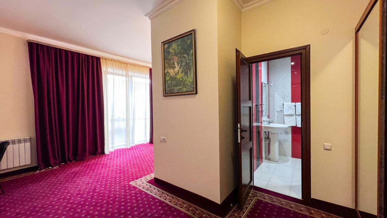 Olympavan Hotel Erevan Esterno foto
