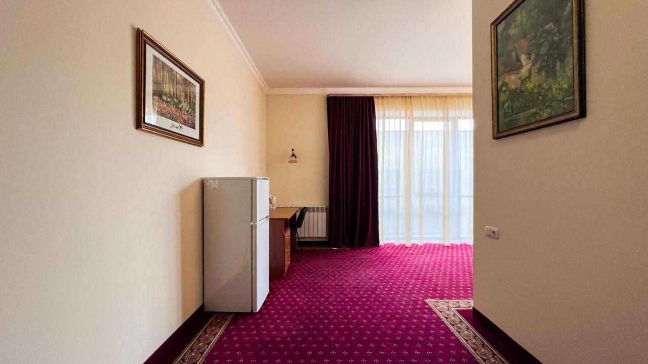 Olympavan Hotel Erevan Esterno foto