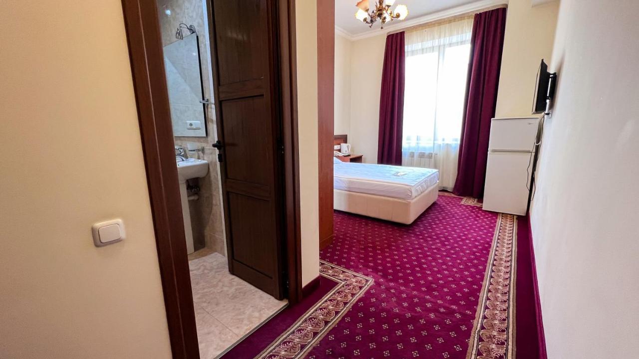 Olympavan Hotel Erevan Esterno foto