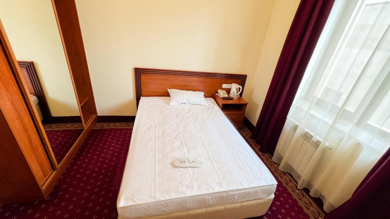 Olympavan Hotel Erevan Esterno foto