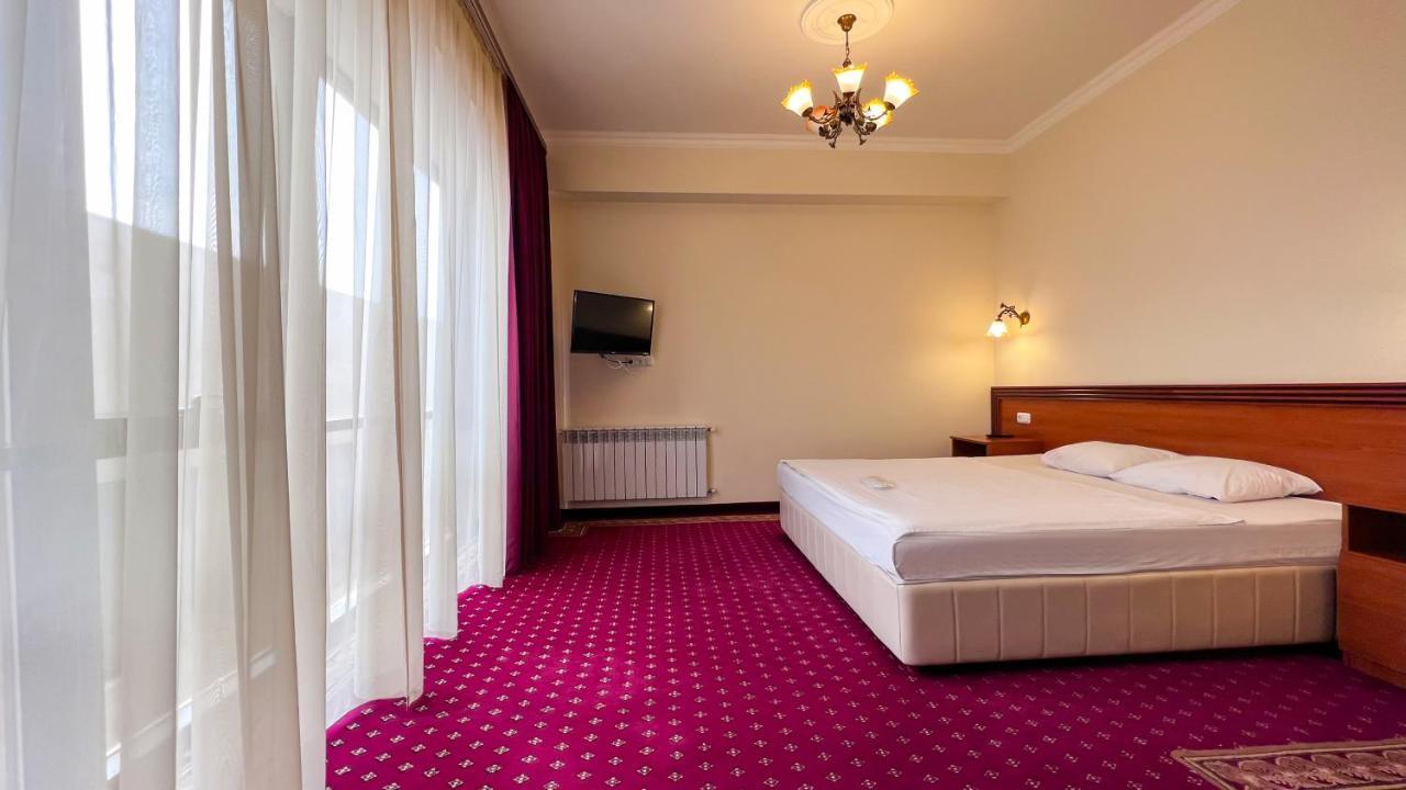Olympavan Hotel Erevan Esterno foto