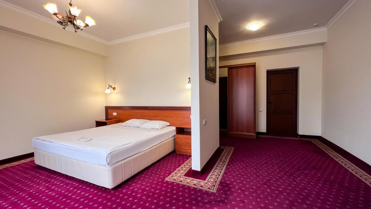Olympavan Hotel Erevan Esterno foto