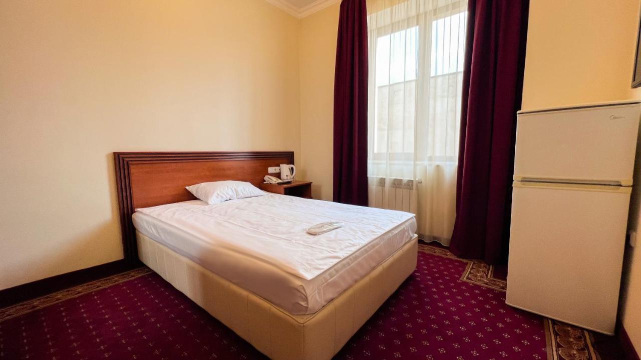 Olympavan Hotel Erevan Esterno foto